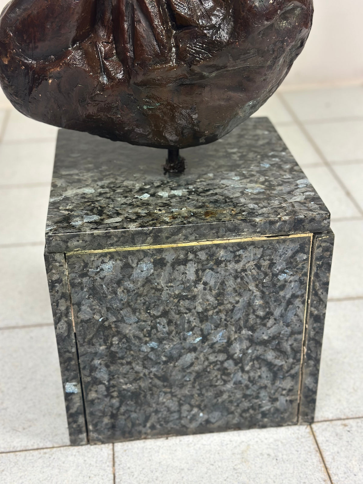 Scultura in bronzo patinato Fanciulla al vento . XX secolo altezza 174 cm