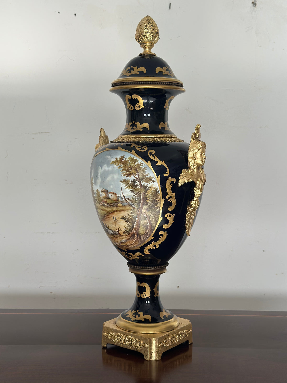 Vaso in porcellana e bronzo dorato.  Parigi epoca 800. H 72 cm