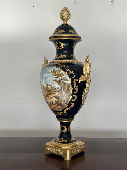 Vaso in porcellana e bronzo dorato.  Parigi epoca 800. H 72 cm