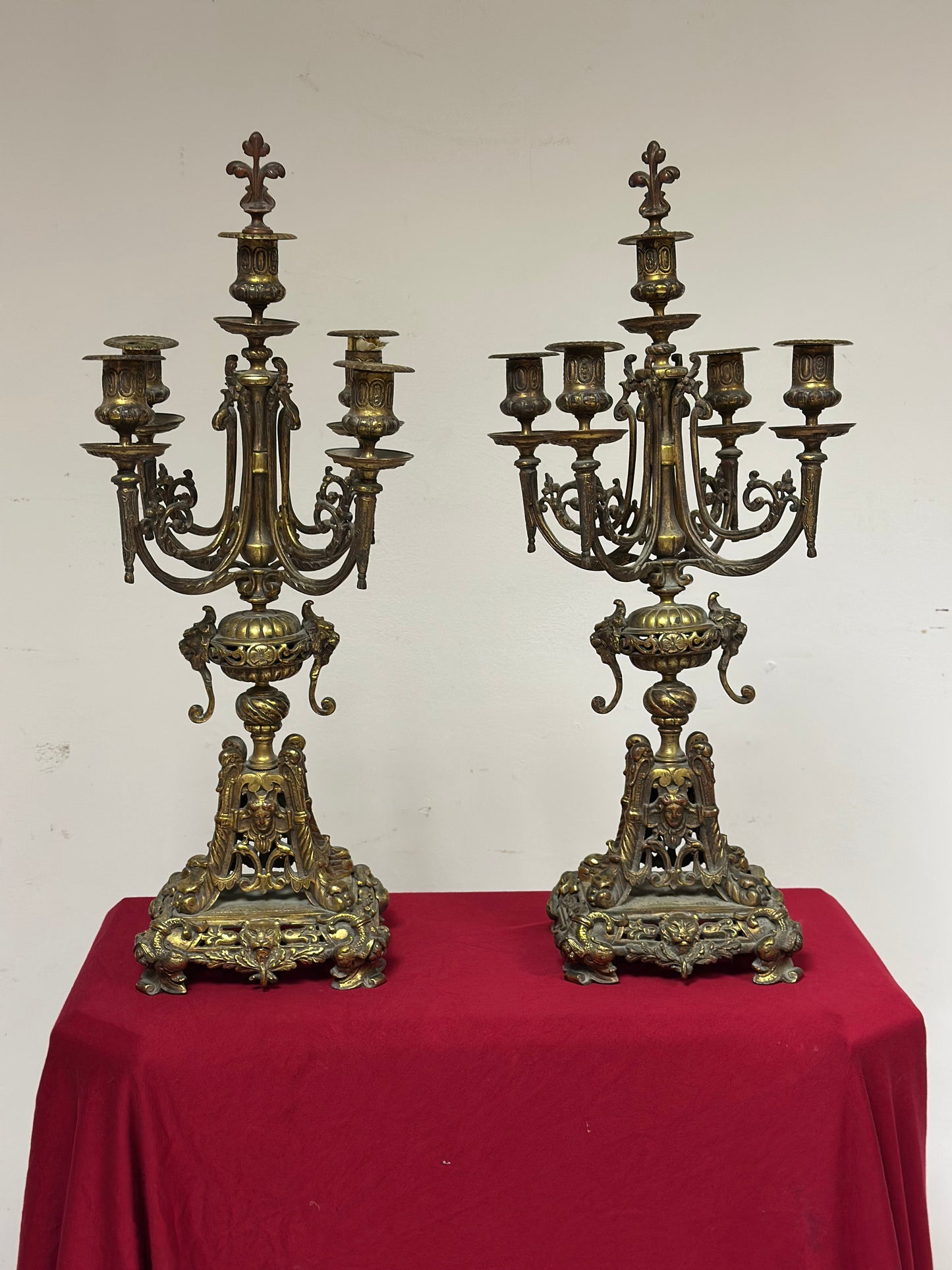 Coppia di candelieri in bronzo dorato . XIX secolo.