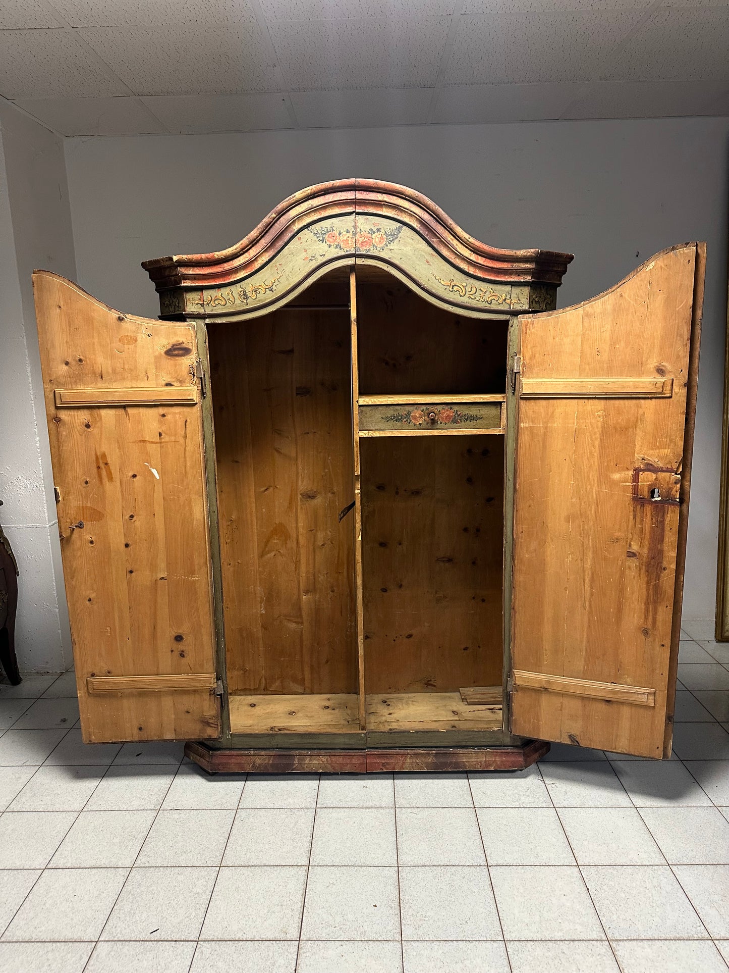 Armadio dipinto laccato tirolese con cappello a gendarme
epoca metà 700.