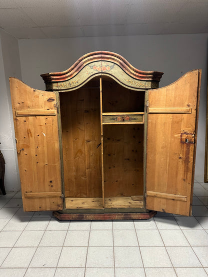 Armadio dipinto laccato tirolese con cappello a gendarme
epoca metà 700.