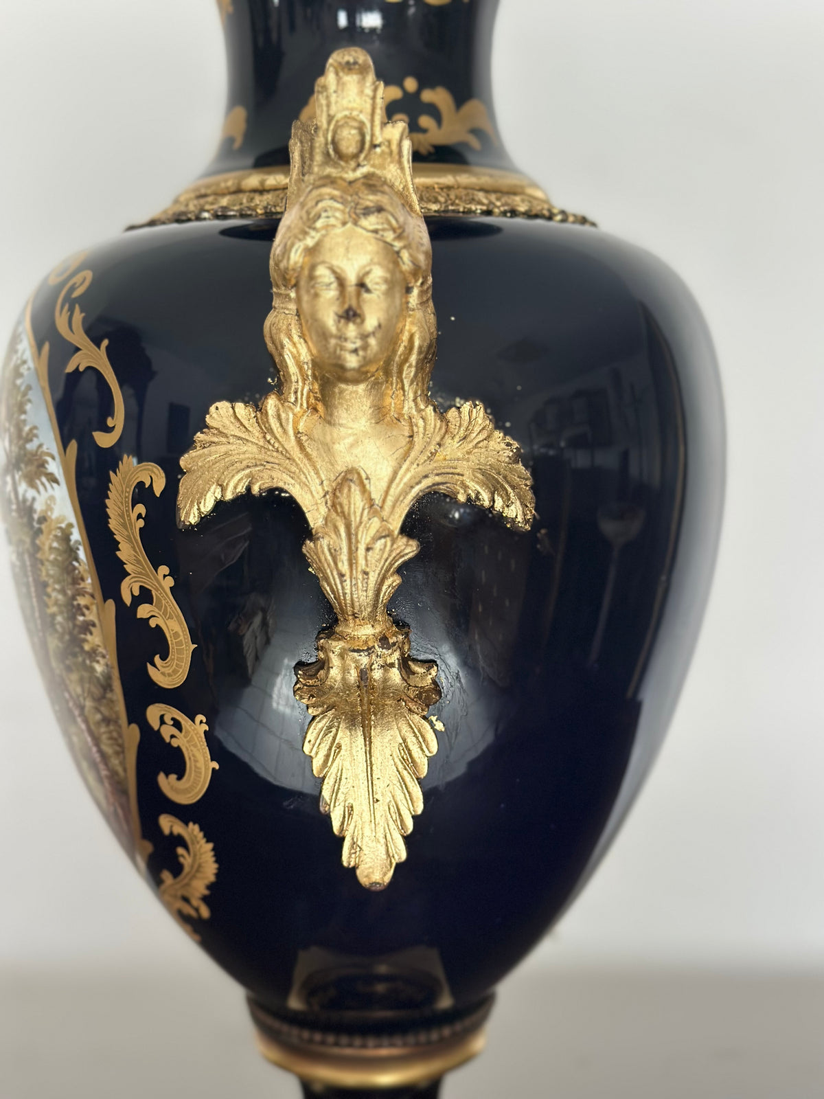 Vaso in porcellana e bronzo dorato.  Parigi epoca 800. H 72 cm
