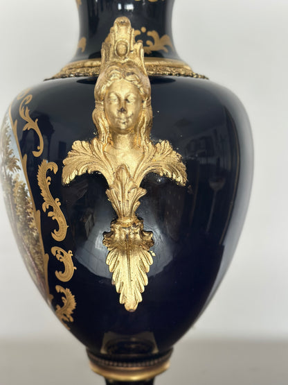 Vaso in porcellana e bronzo dorato.  Parigi epoca 800. H 72 cm
