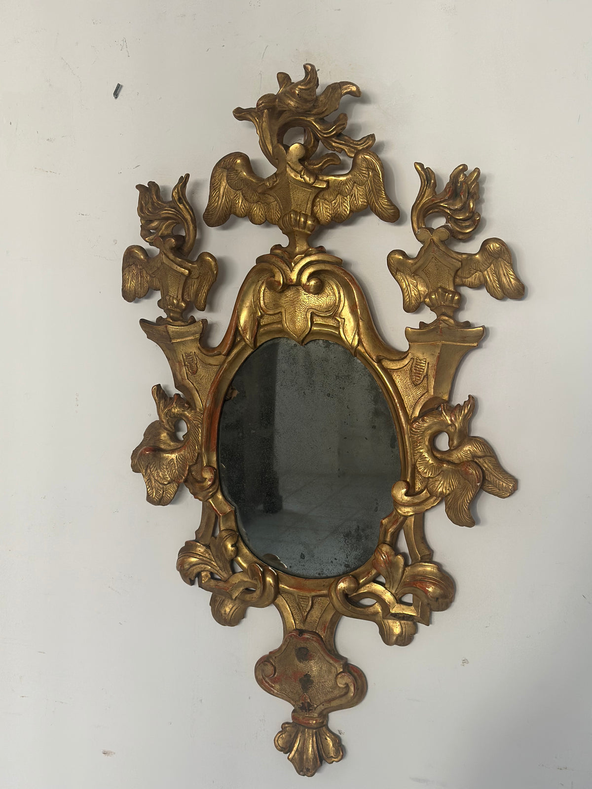 Specchiera a ventola Luigi XV epoca 700 vetro al mercurio dorata a foglia. Firenze Lucca 700.
Misure: 91 x 52