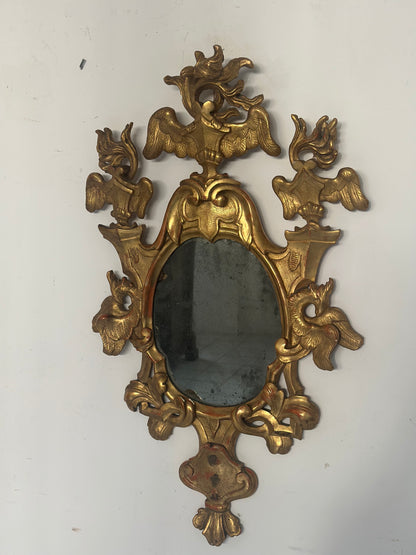 Specchiera a ventola Luigi XV epoca 700 vetro al mercurio dorata a foglia. Firenze Lucca 700.
Misure: 91 x 52