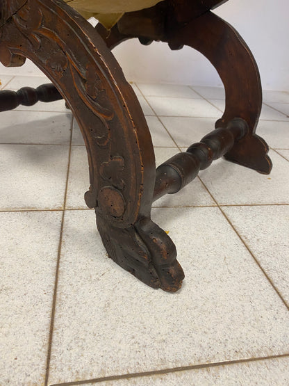 Coppia di poltrone Savonarole in noce scolpite. XVII secolo
