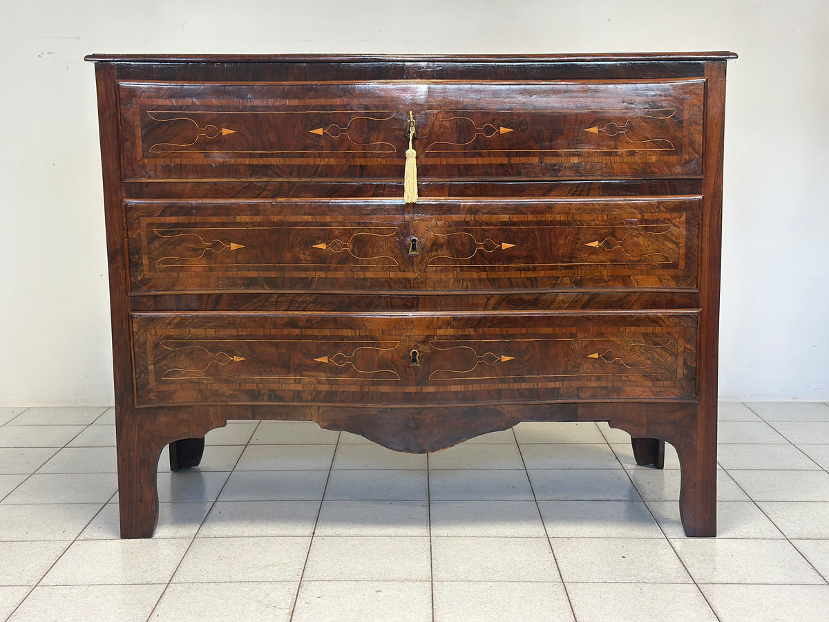 Cassettone Luigi XV lombardo sagomato . XVIII secolo. Restaurato