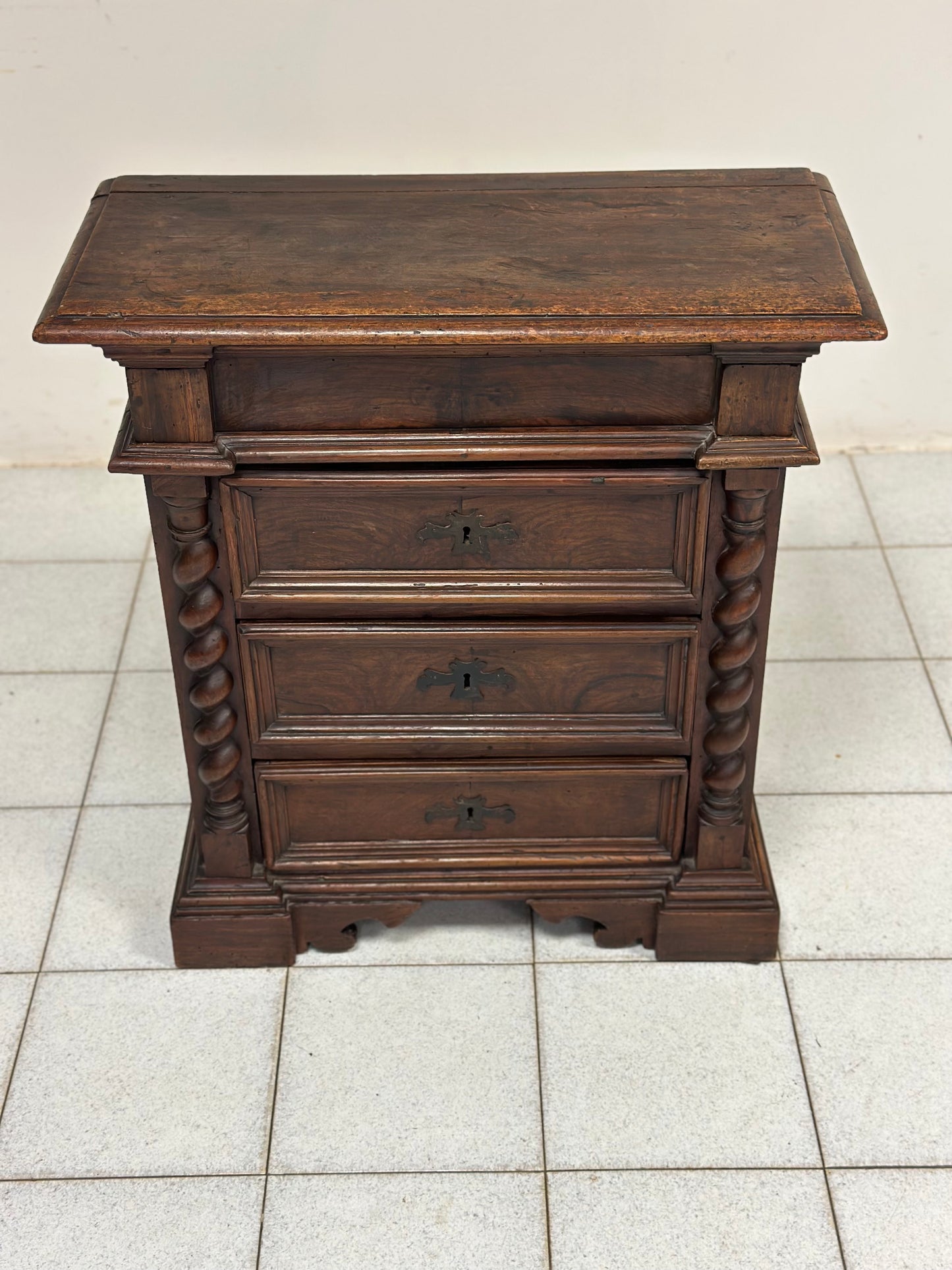 Cassettone Comodino Barocco luigi XIV . Toscana XVII secolo