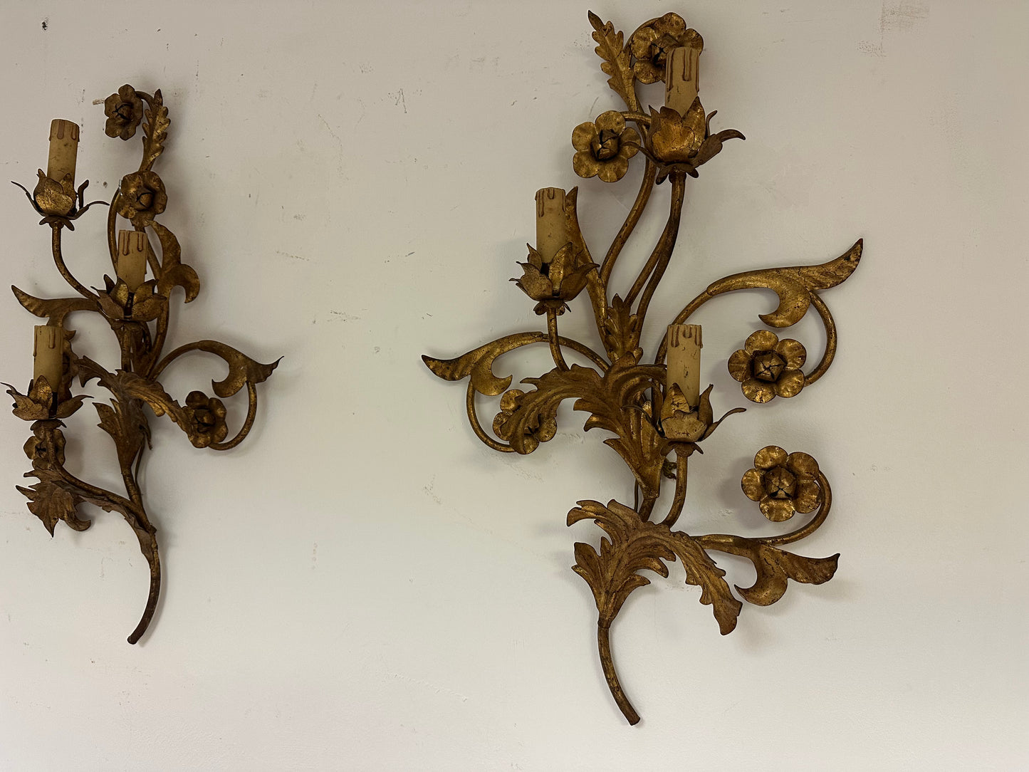 Tre appliques in metallo dorato a motivi floreali.   XIX secolo