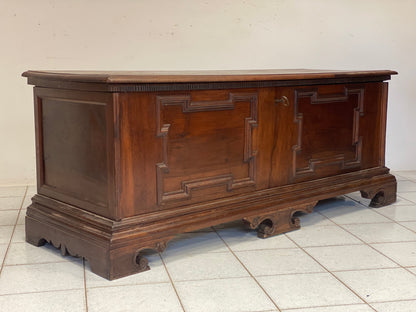 Walnut chest. Reggio Emilia 17th century