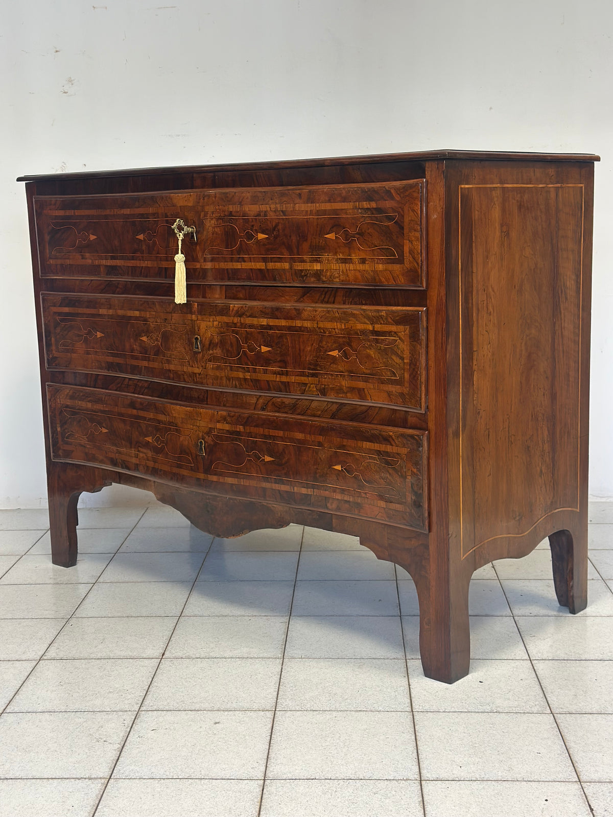 Cassettone Luigi XV lombardo sagomato . XVIII secolo. Restaurato