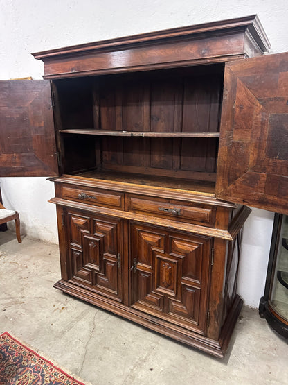Credenza doppio corpo in noce . XVII secolo