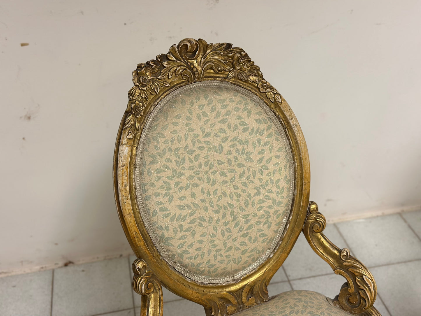 Coppia di poltrone in legno intagliato e dorato.  XIX secolo