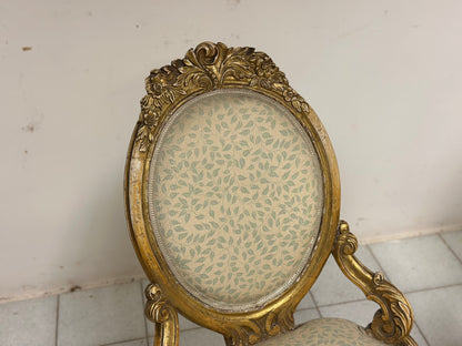 Coppia di poltrone in legno intagliato e dorato.  XIX secolo