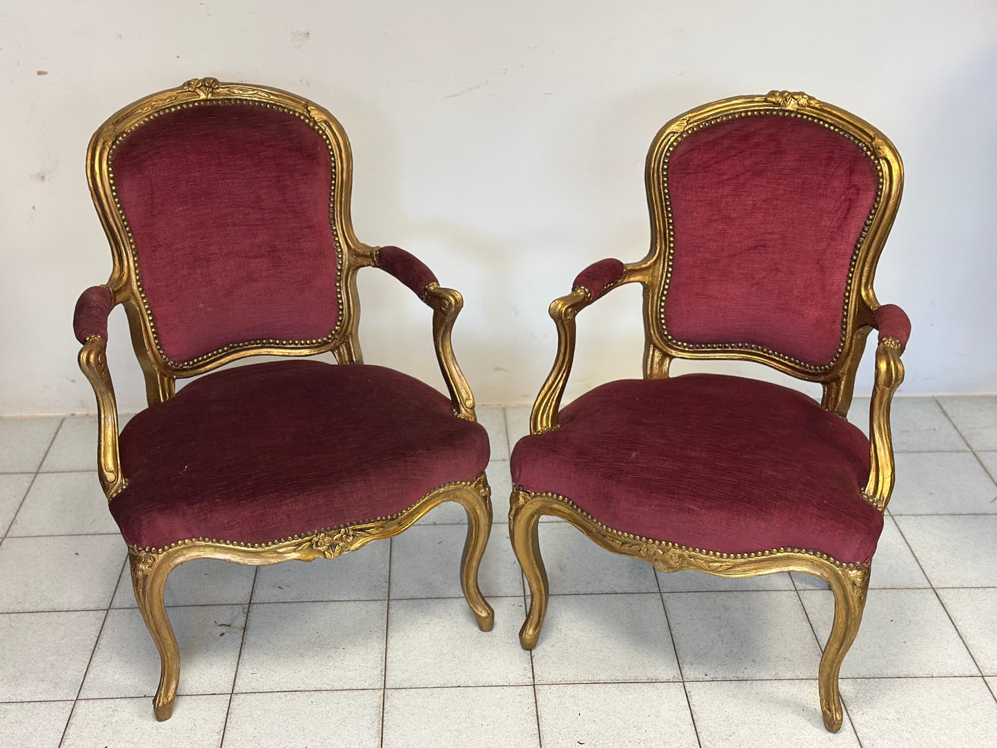 Coppia di poltrone in legno intagliato e  dorato.   Lombardia XIX secolo