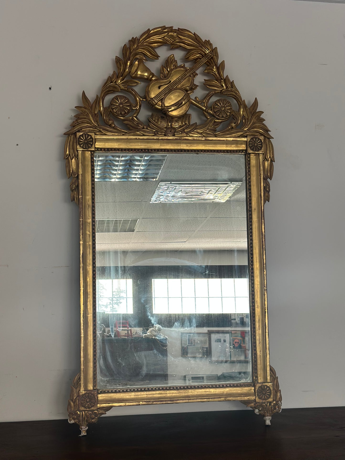 Specchiera in legno intagliato e dorato a foglia.   Toscana epoca impero  prima metà 800