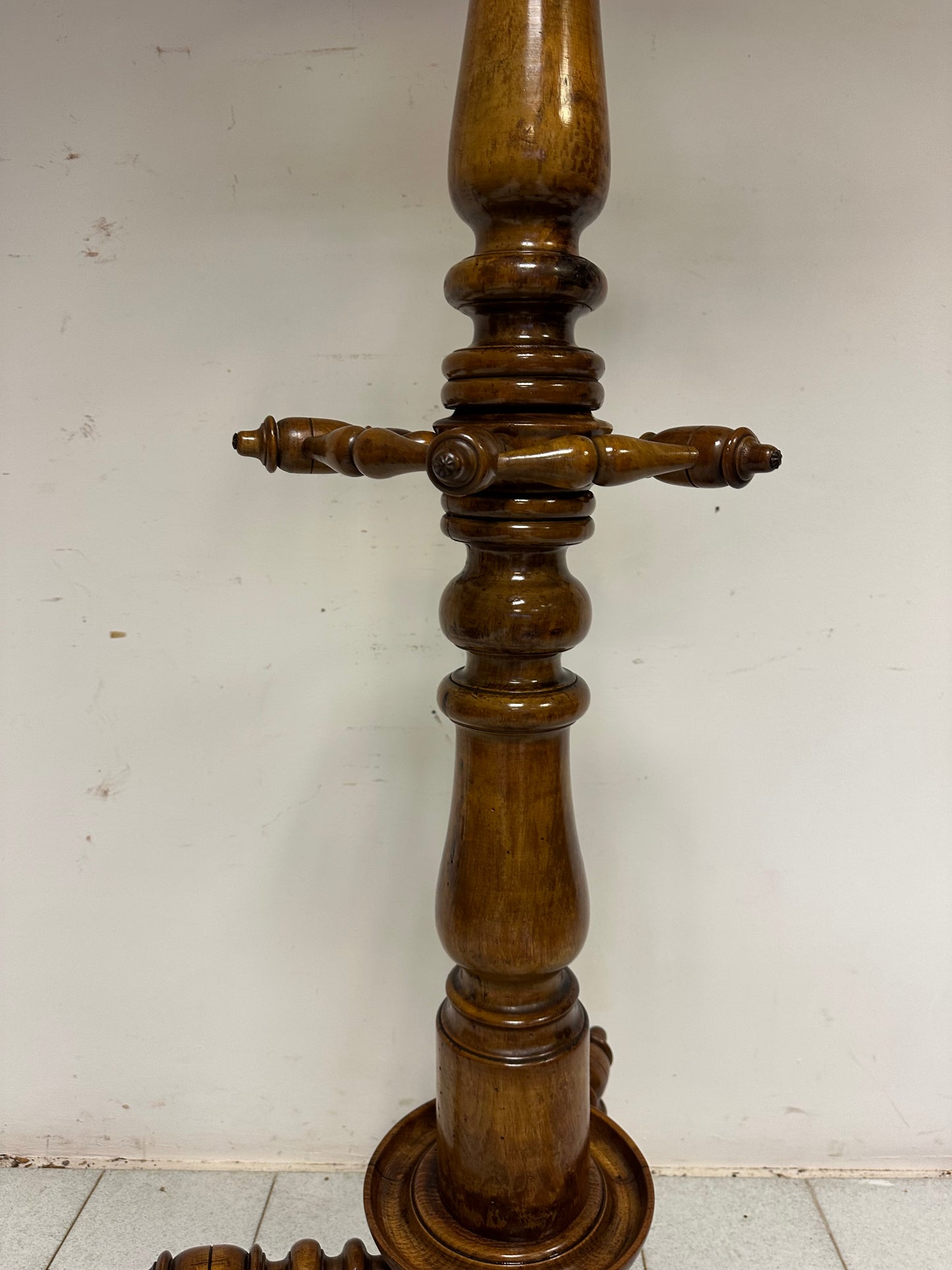 Attaccapanni in noce a rocchetto, XIX secolo.