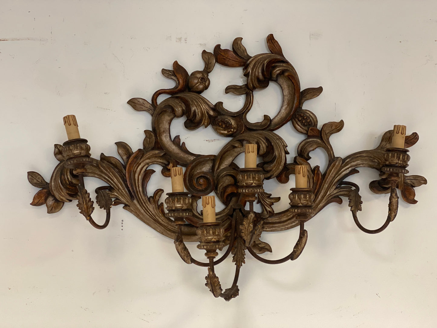 Candeliere applique da muro in legno intagliato e argentato .  Metà 800