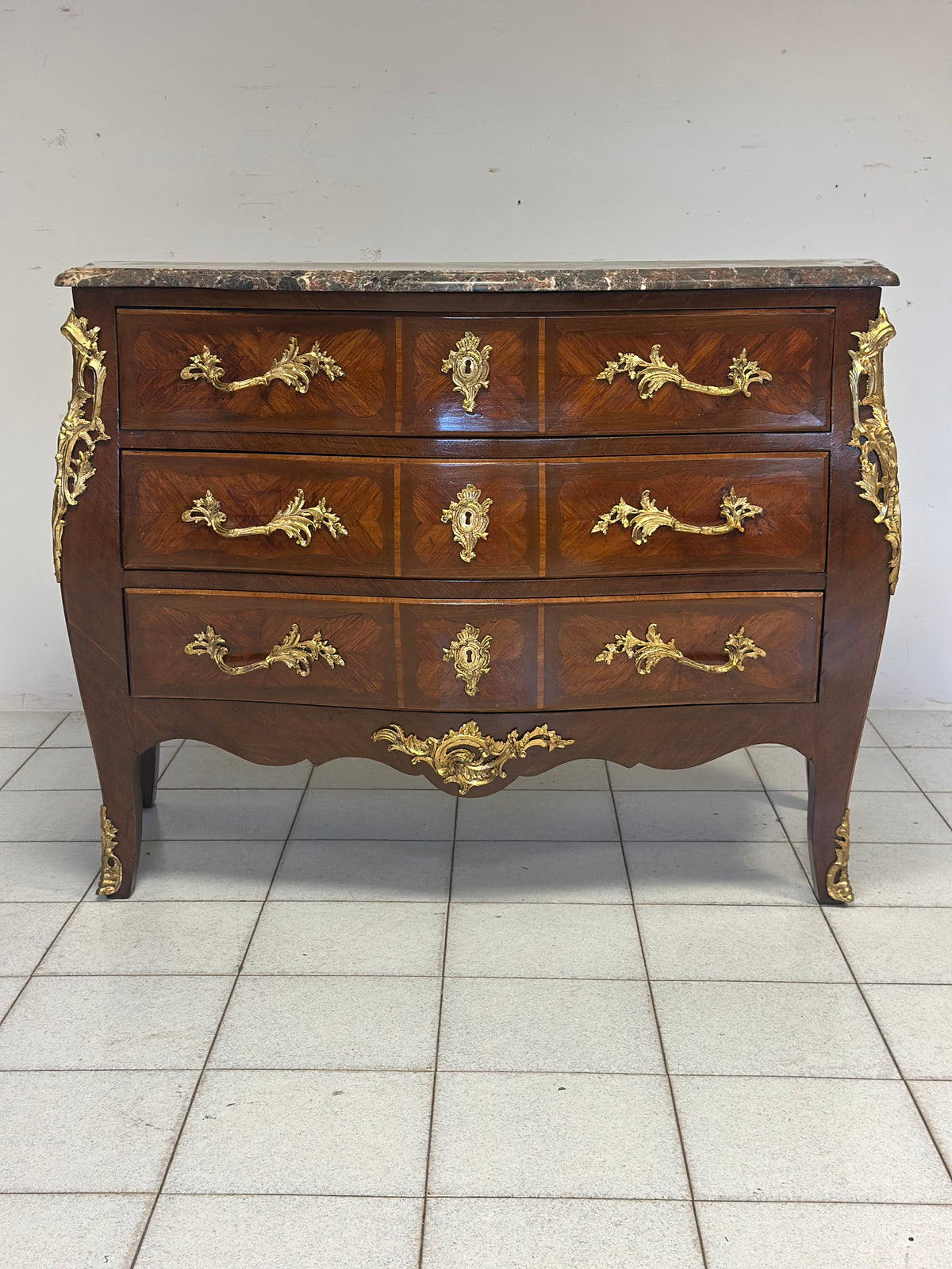 Cassettone a forma bombata bois  de rosa ebano viola 
XIX secolo Napoleone III (restaurato)