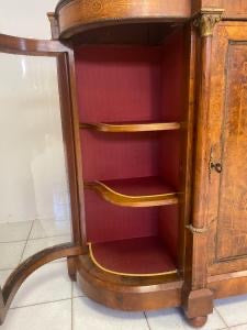 Credenza vittoriana lastronata in radica . XIX secolo
