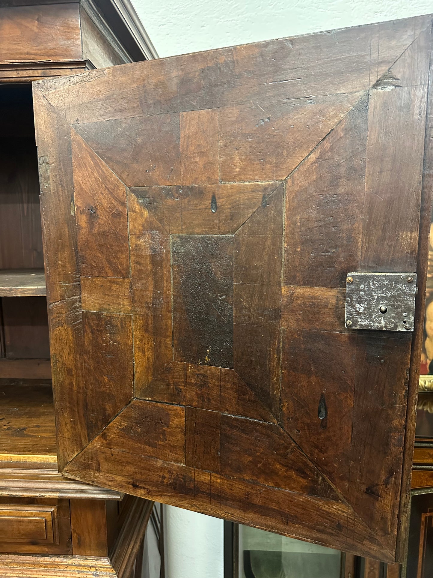 Credenza doppio corpo in noce . XVII secolo