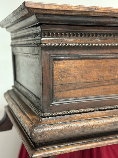 Cassapanca di noce . Firenze fine XVI inizio XVII secolo