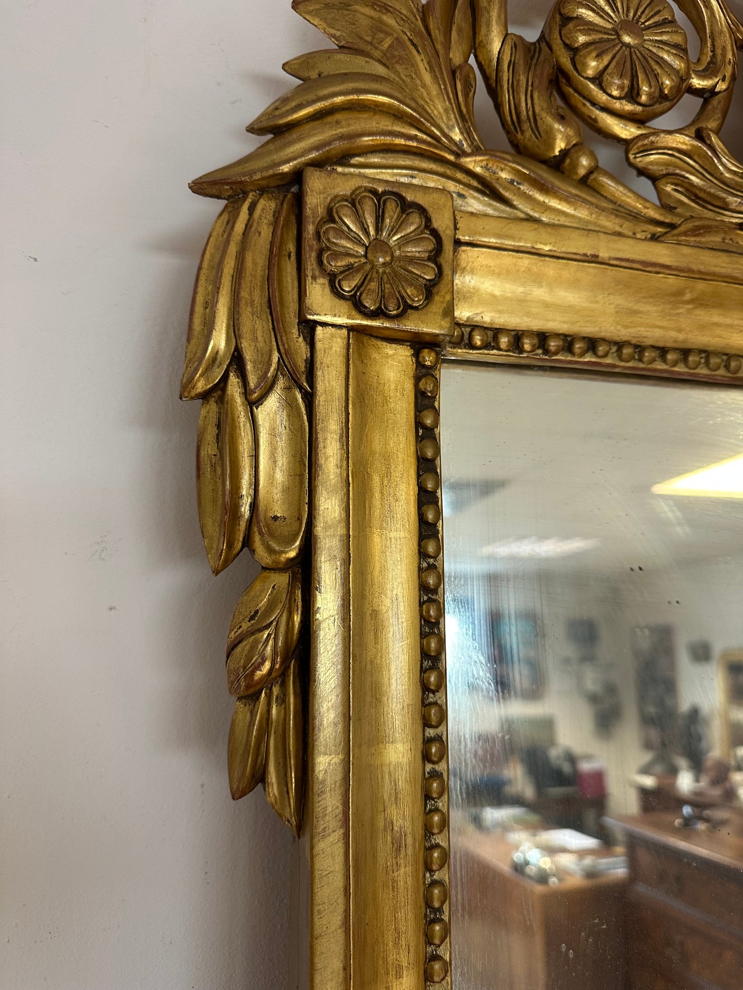 Specchiera in legno intagliato e dorato a foglia.   Toscana epoca impero  prima metà 800