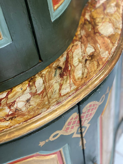 Angoliera Luigi XV bombata in legno laccato e dorato . Inizio XVIII secolo