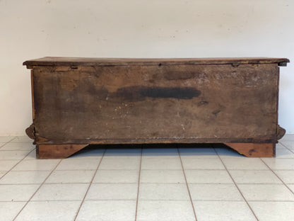 Cassapanca in Noce del 1600 con Cariatidi. Brescia Bergamo XVII