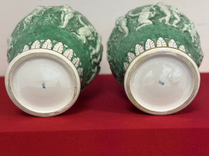 Coppia di vasi con coperchio in porcellana. Capodimonte primi anni 900