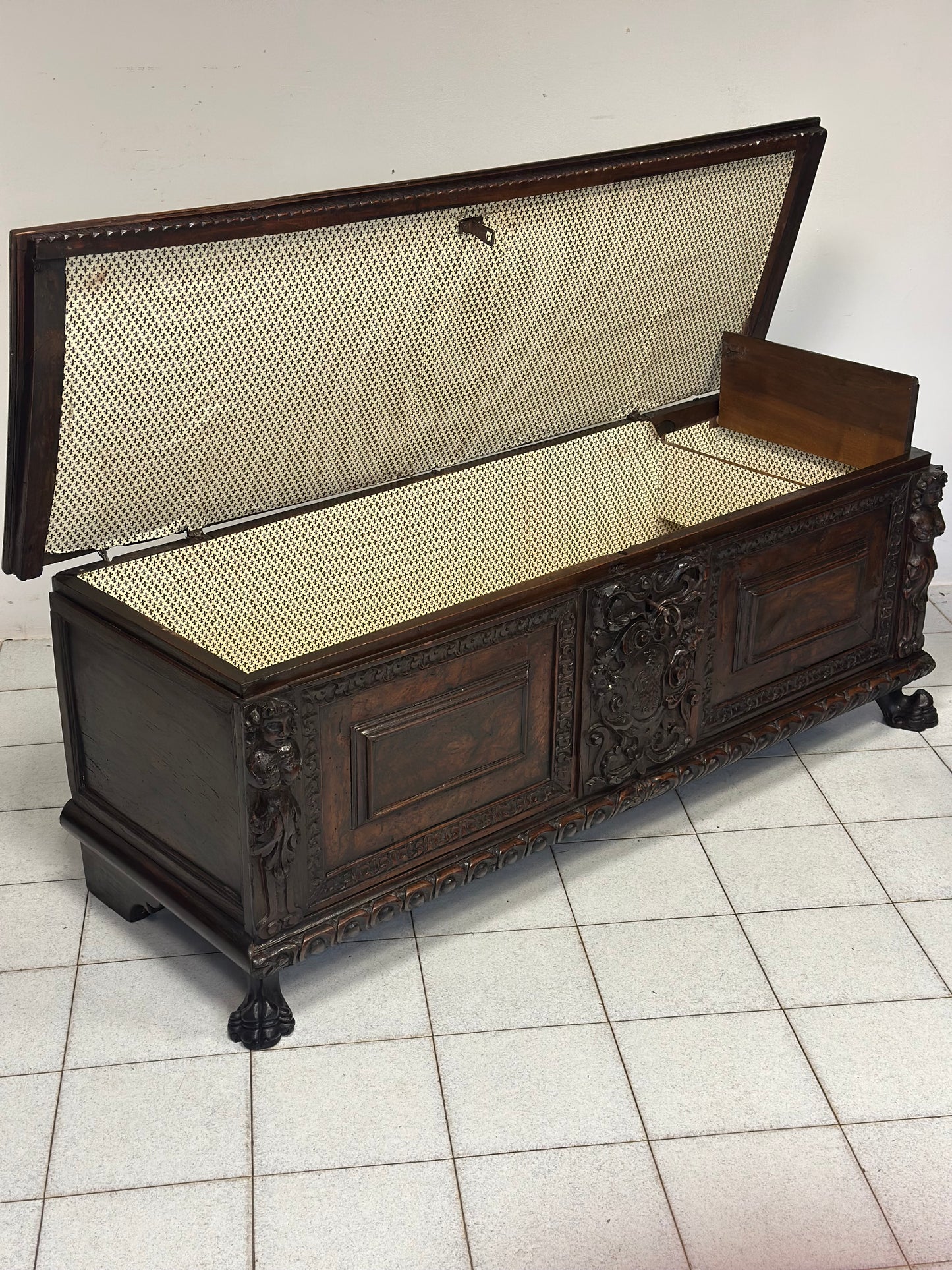 Cassapanca nobiliare rinascimentale lombarda città di Bergamo primo 600 XVII secolo