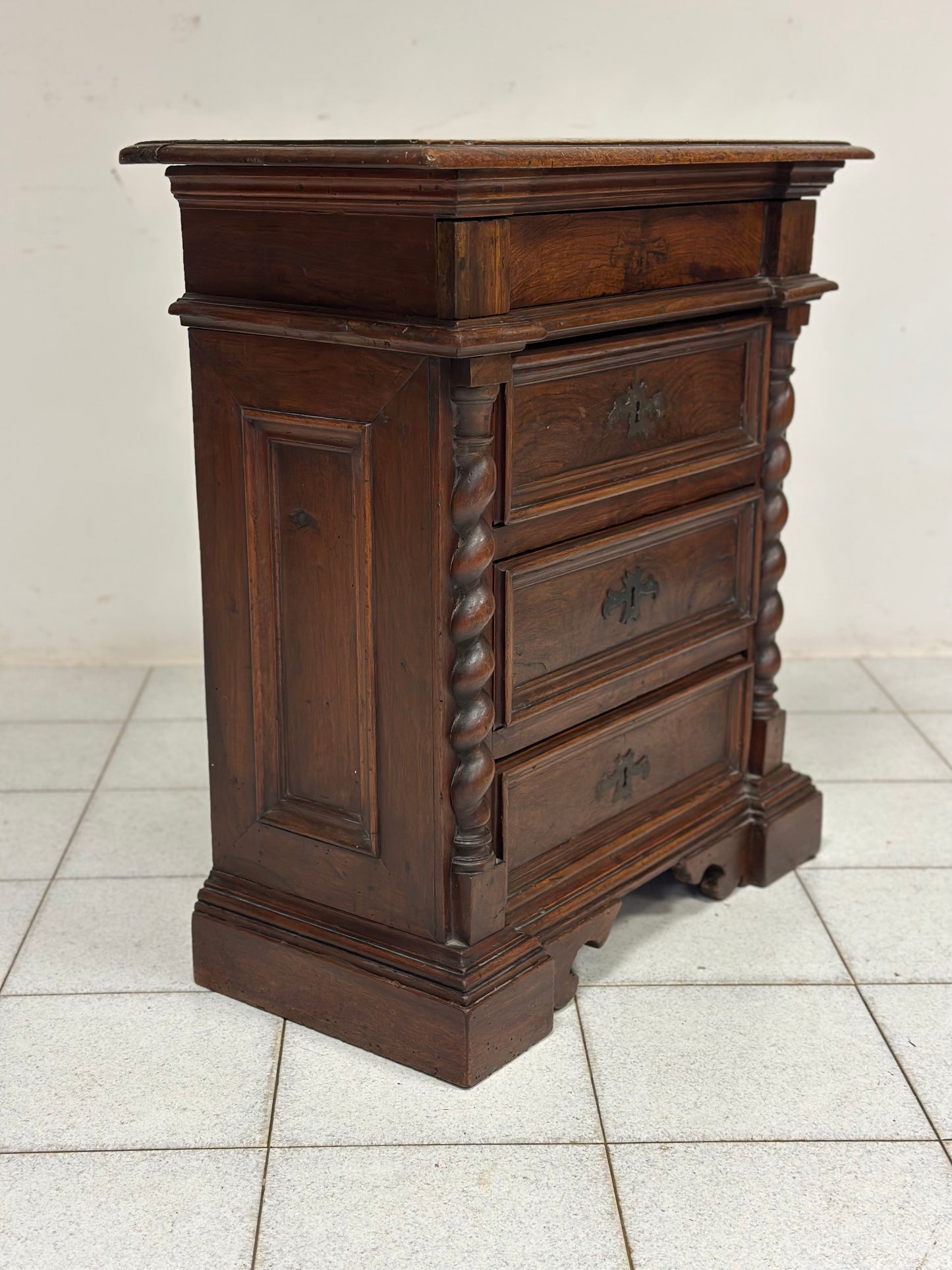 Cassettone Comodino Barocco luigi XIV . Toscana XVII secolo