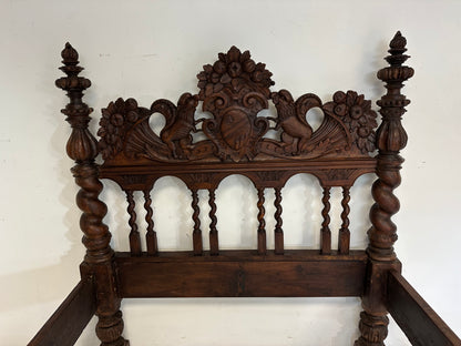 Letto scolpito in noce . Lombardia XVII secolo
