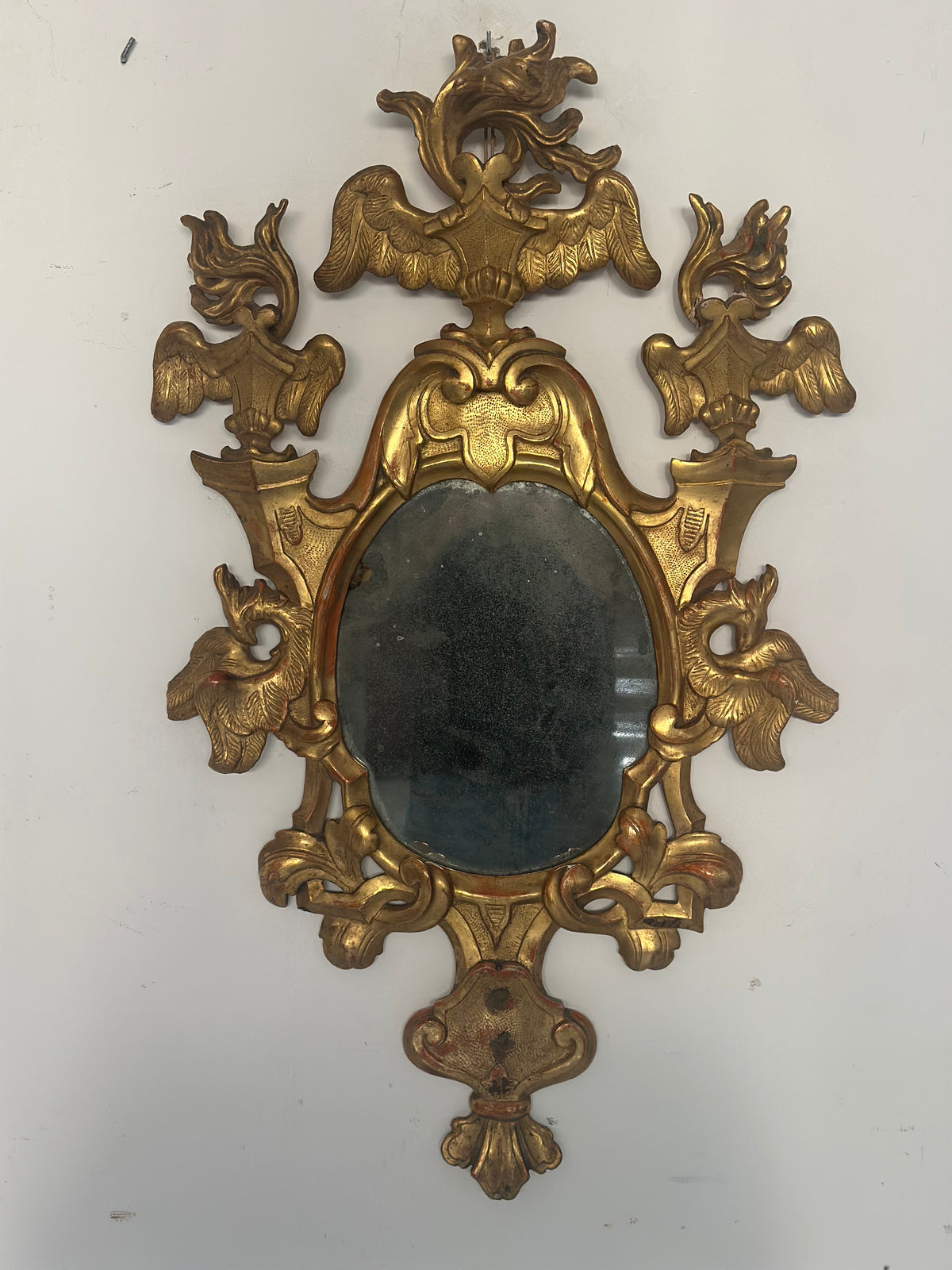 Specchiera a ventola Luigi XV epoca 700 vetro al mercurio dorata a foglia. Firenze Lucca 700.
Misure: 91 x 52