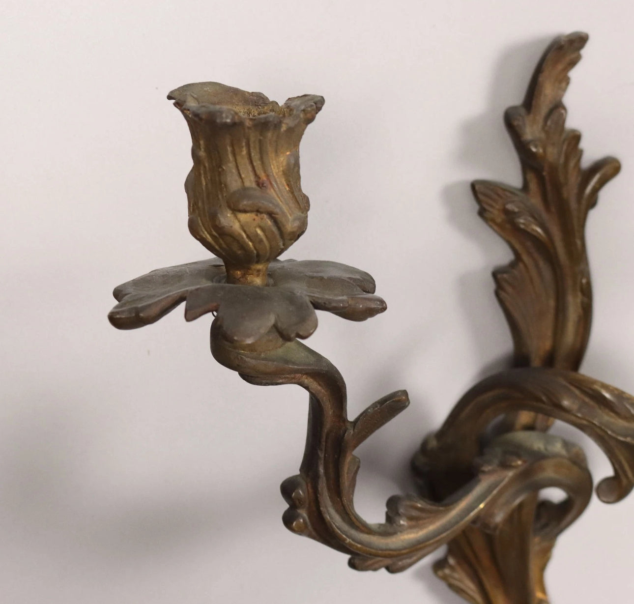 Gruppo di cinque applique a due luci in bronzo.  XIX secolo