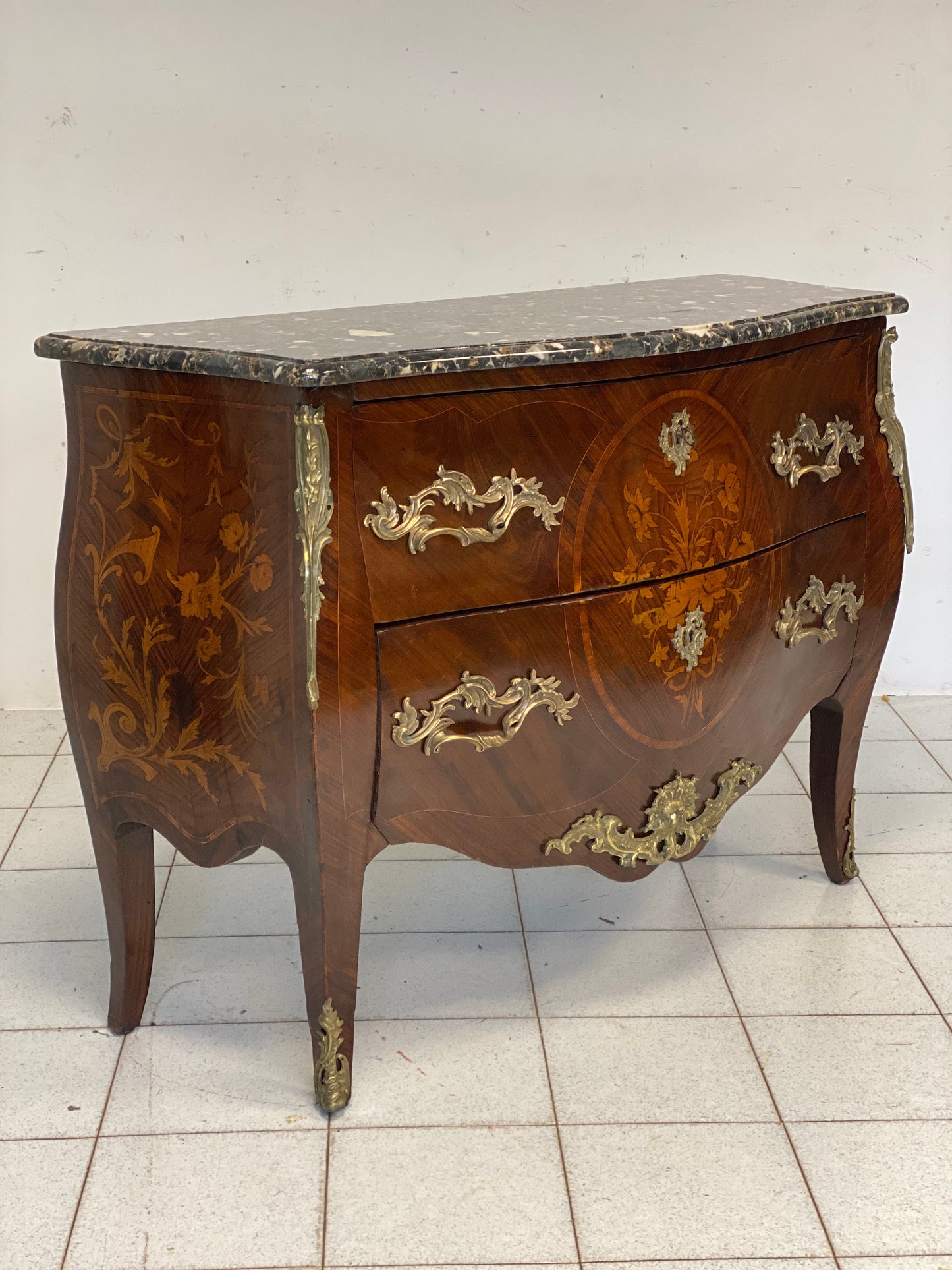 Cassettone
bombato fronte e fianchi Napoleone III   800 restauro eseguito