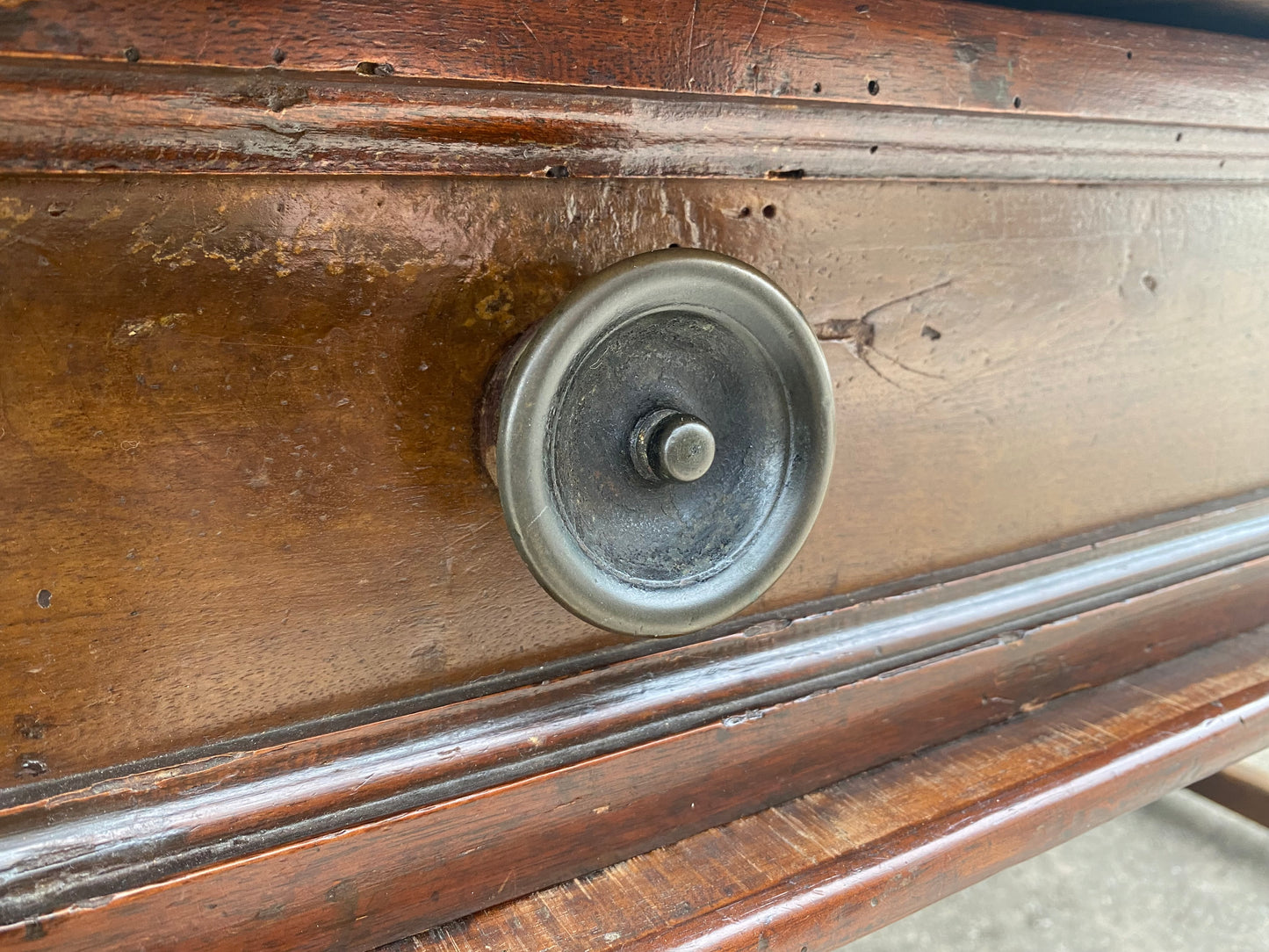 Walnut reel table. Bologna 17th century