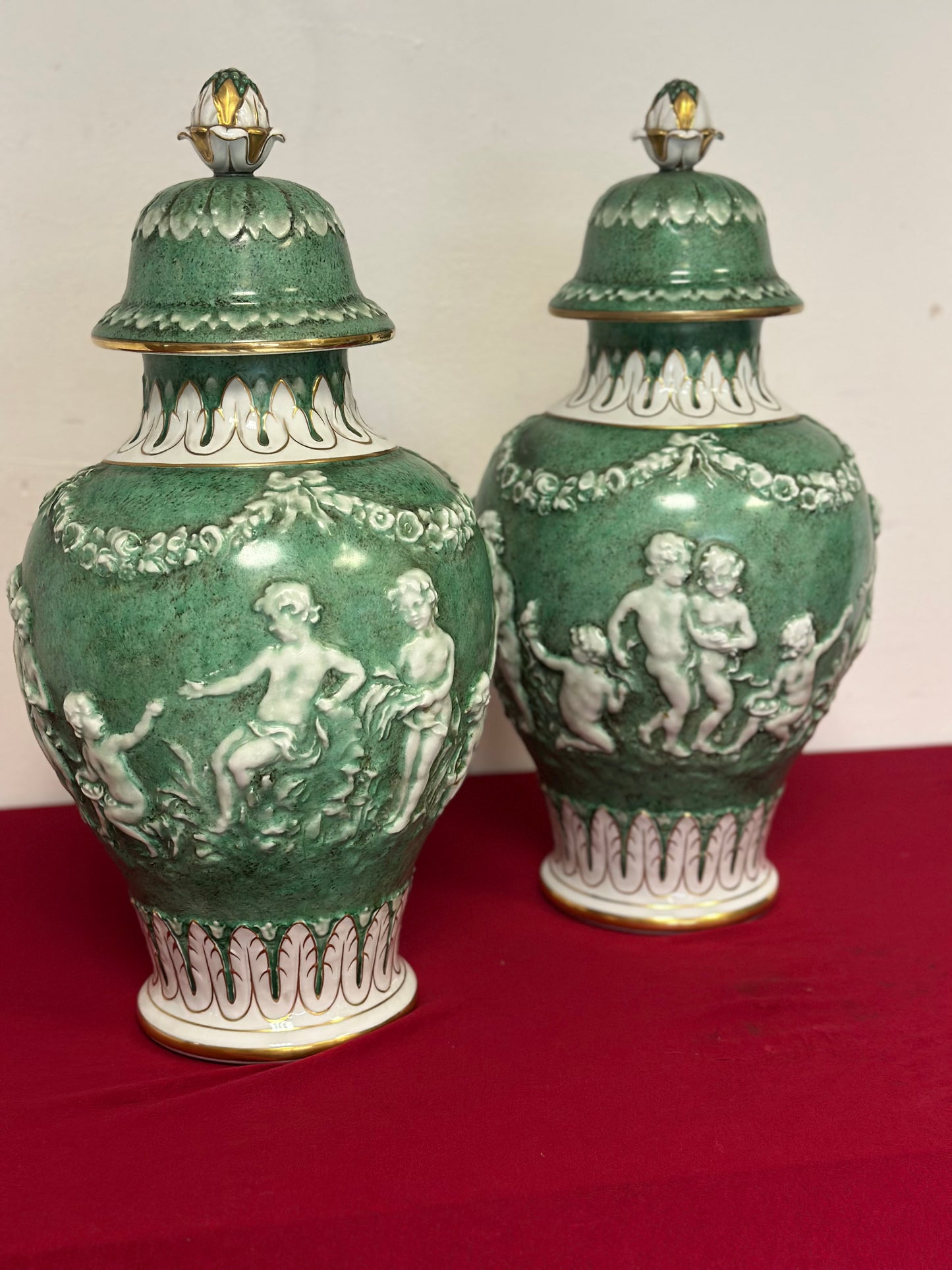 Coppia di vasi con coperchio in porcellana. Capodimonte primi anni 900