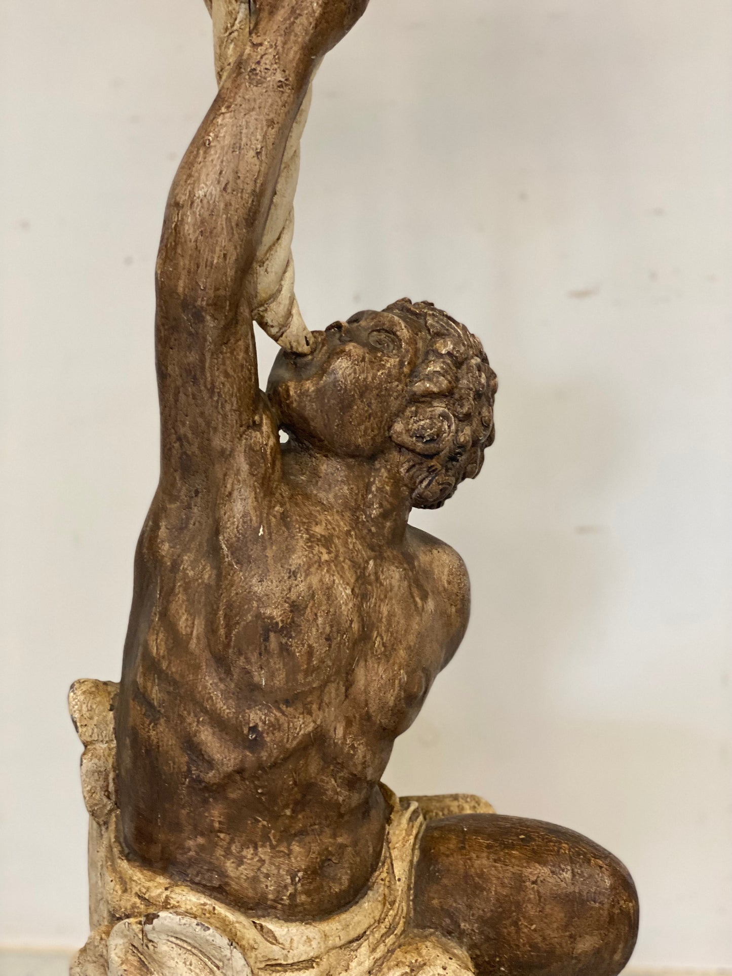 Moro veneziano scultura in legno scolpito laccato sei lumi . XIX secolo