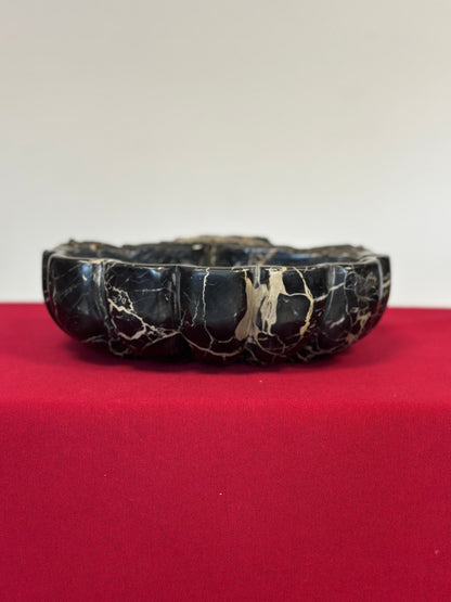 Acquasantiera in marmo nero del Belgio.  XIX secolo