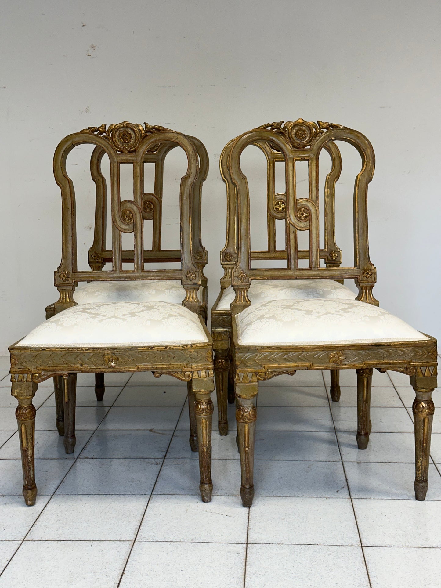 Gruppo di quattro sedie Luigi XVI laccate e dorate.  XVIII secolo.  Restaurate