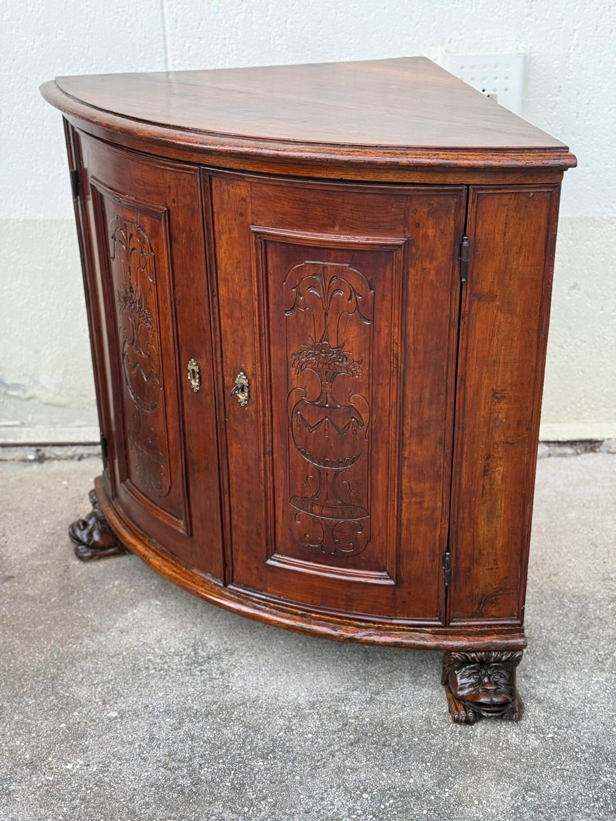 Corner cupboard in walnut curved on the front. Genoa 18th century
