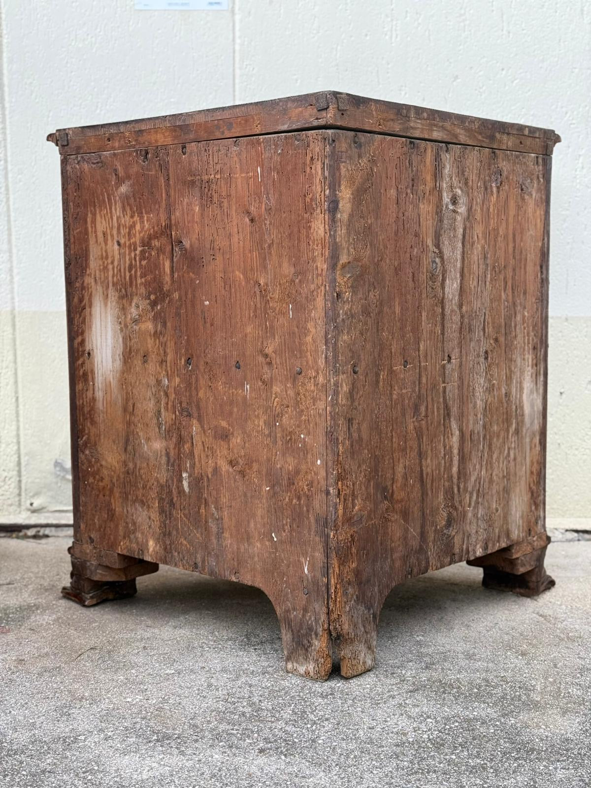 Corner cupboard in walnut curved on the front. Genoa 18th century