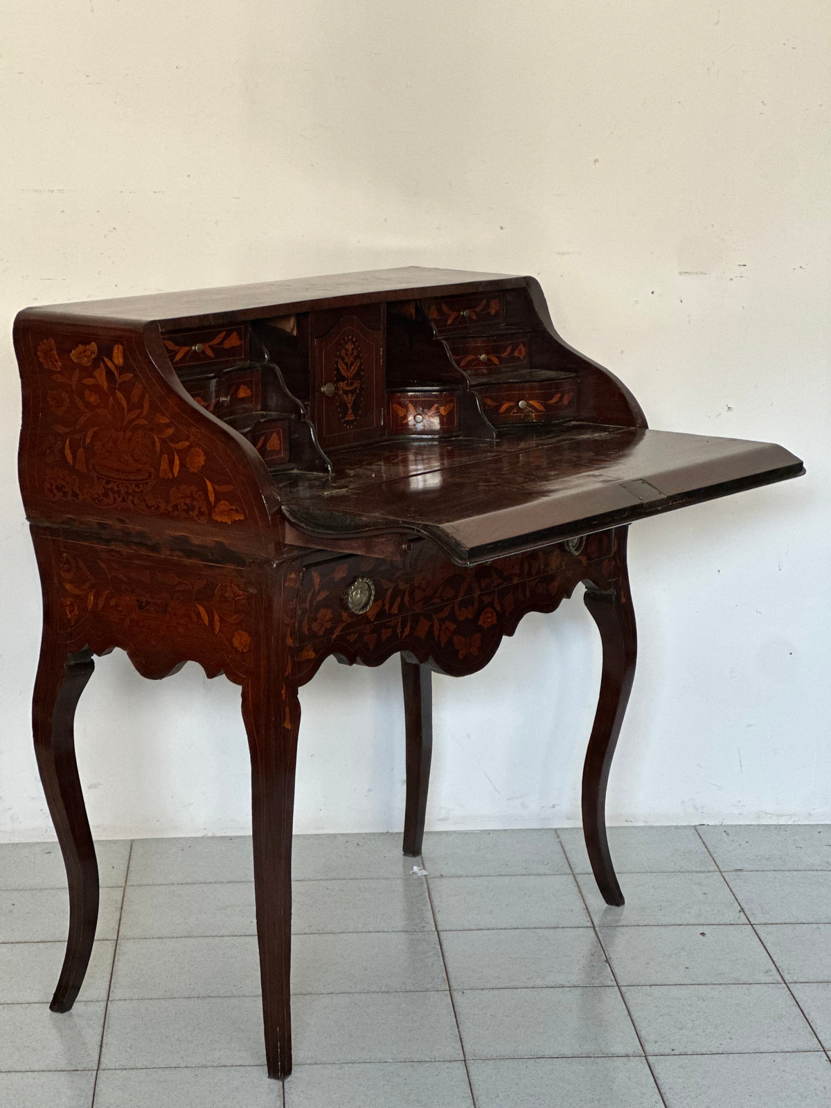 Ribalta olandese intarsiata.   XIX secolo.  Restaurata