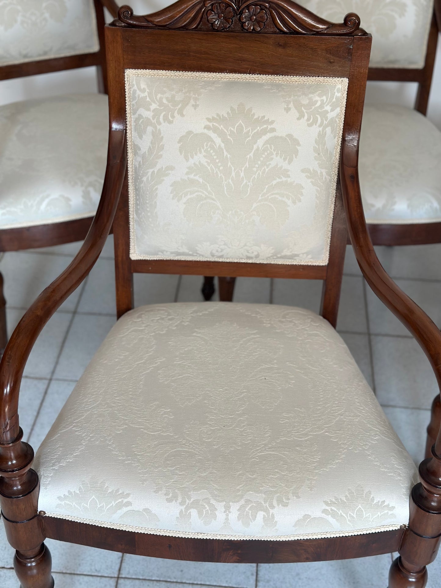 Gruppo di cinque poltrone lombarde Carlo X in noce. Prima metà XIX secolo. Restaurate
