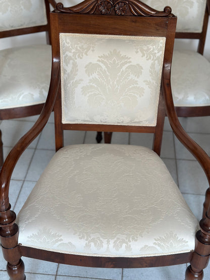 Gruppo di cinque poltrone lombarde Carlo X in noce. Prima metà XIX secolo. Restaurate