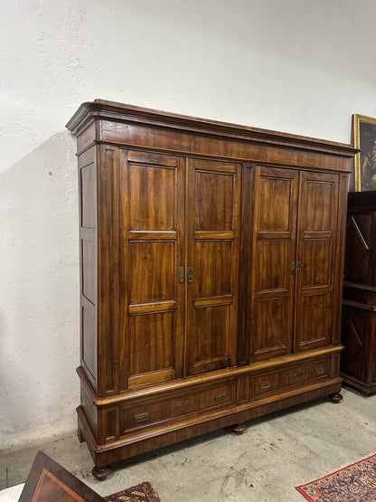 Armadio Carlo X quattro porte lombardo noce .  Milano prima metà 800
