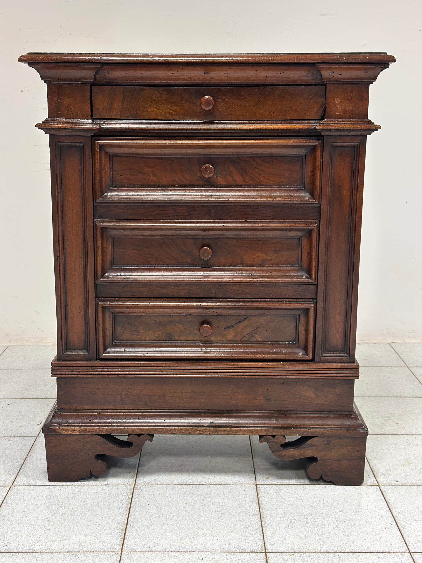 Cassettone Luigi XIV in noce. Toscana fine 600