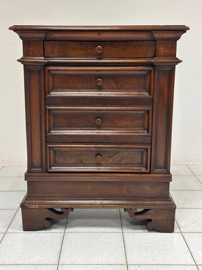Cassettone Luigi XIV in noce. Toscana fine 600